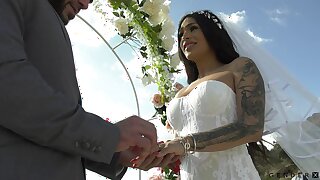 Transsexual bride Eva Maxi is congress fancy in the matter of her groom